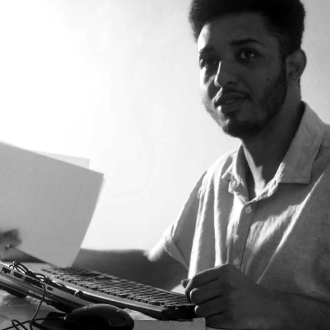 Pedro Ramos trabalhando no computador